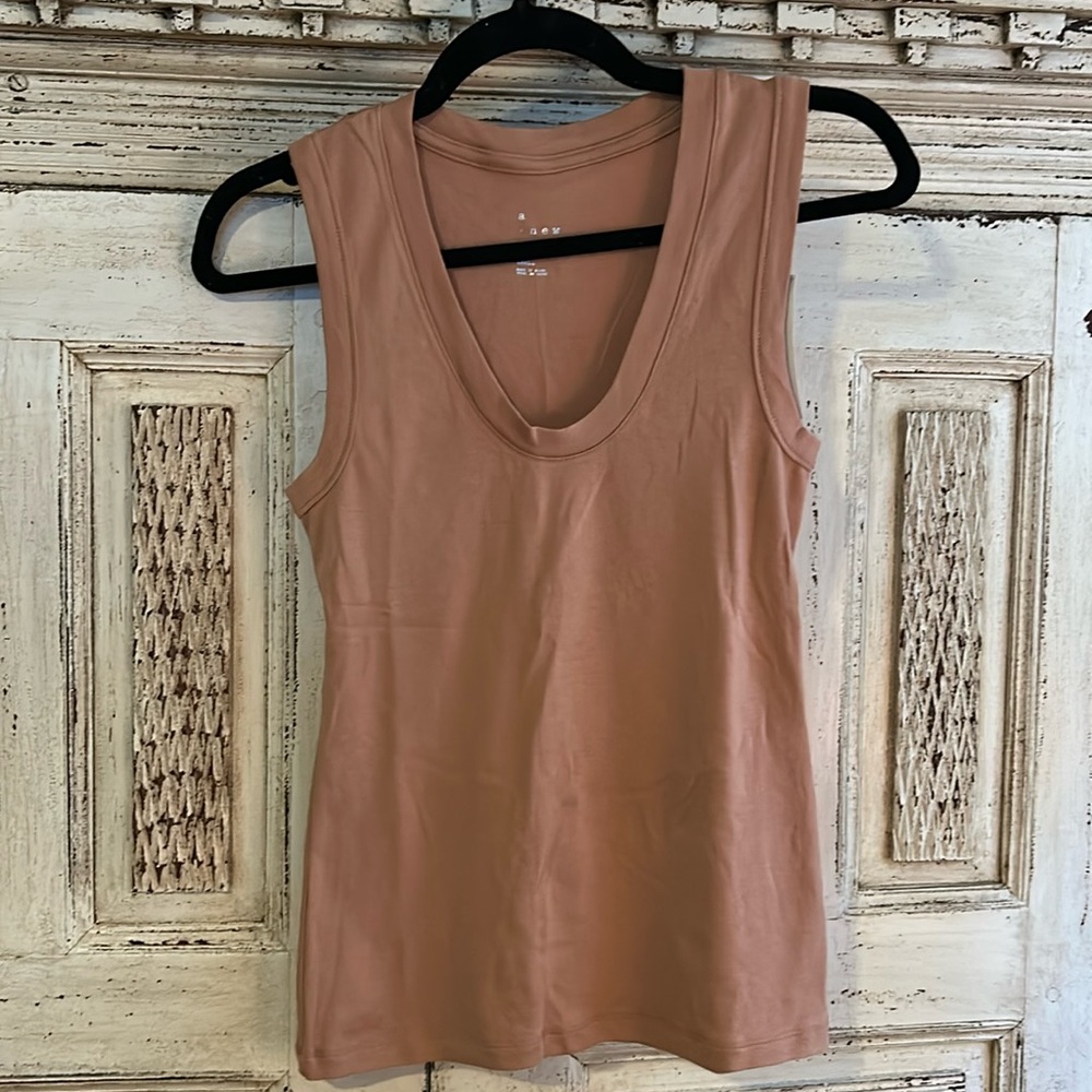 NWT Knit sleeveless top - Size Small